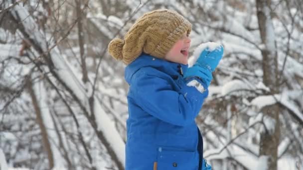 Niño Come Nieve Fresca Tendida Sus Manos Niño Divirtiéndose Jugando — Vídeo de stock