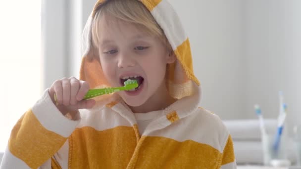 Kleuterschooljongen Poetste Tanden Met Flosdraad Poetst Dan Zijn Tanden Zorgvuldig — Stockvideo