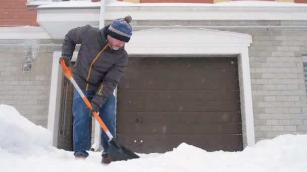 Seorang Pria Dewasa Membersihkan Jalan Dekat Rumah Dari Salju Selama — Stok Video