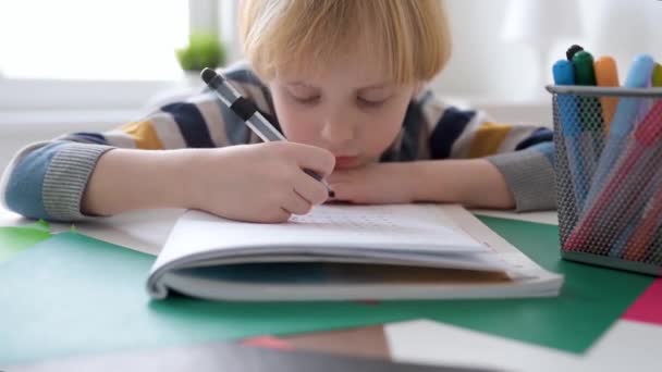 小学生在家里做数学作业 孩子学习算术 解决算术问题 在练习本上做练习 为学龄前儿童入学做准备 儿童教育 注重手头上的事 — 图库视频影像