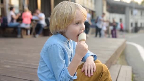 Kleiner Junge Isst Während Eines Familienspaziergangs Leckeres Eis Freien Gelato — Stockvideo