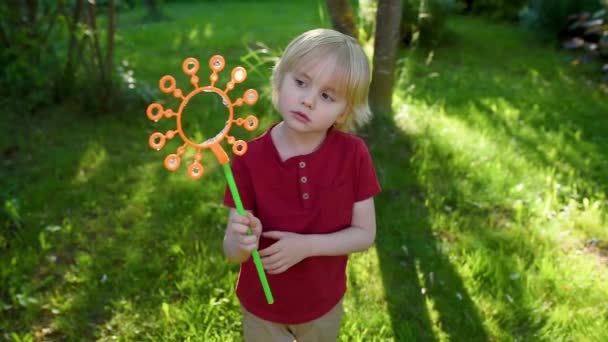 Netter Kleiner Junge Spielt Mit Großen Blasen Freien Kind Pustet — Stockvideo