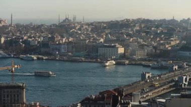 Golden Horn ve Sultanahmet 'teki Galata Kulesi' nden İstanbul 'un hava manzarası. Süleyman Camii, Yeni Cami, Aya Sou, Galata Köprüsü. Asya 'da seyahat, turizm ve gezi yerleri.