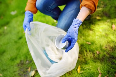 Plastik çöpü toplamaya gönüllü olan ve dışarıdaki çözünebilir çöp torbasına koyan biri. Ekoloji, geri dönüşüm ve doğa kavramının korunması. Çevre koruma.