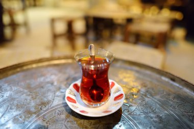 Türkiye 'nin İstanbul kentindeki Grand Bazaar' da küçük bir kafede demir bir masada bir bardak Türk çayı. Geleneksel Türk mutfağı yemekleri.