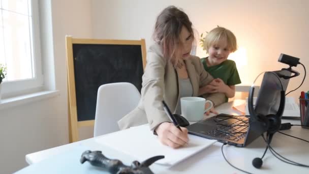 Jovem Trabalhando Casa Com Laptop Durante Quarentena Home Office Paternidade — Vídeo de Stock