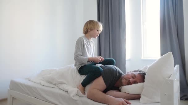 Parent Épuisé Avec Enfant Hyperactif Chaos Quand Les Enfants Sont — Video