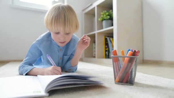 Grundschüler Machen Hausaufgaben Hause Kinder Lernen Zählen Lösen Rechenbeispiele Machen — Stockvideo