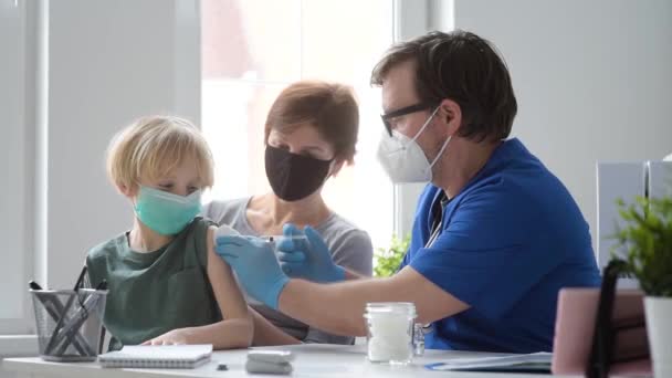 Dokter Verpleegkundige Een Klein Kind Een Injectievaccin Tegen Covid Toe — Stockvideo