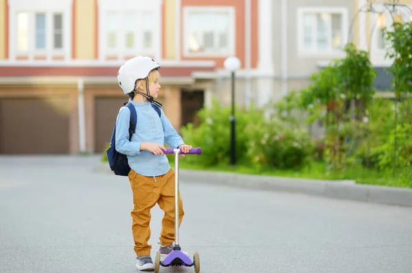 Okula Scooter Giden Kasklı Küçük Bir Çocuk Kalite Şehrin Sokaklarındaki — Stok fotoğraf