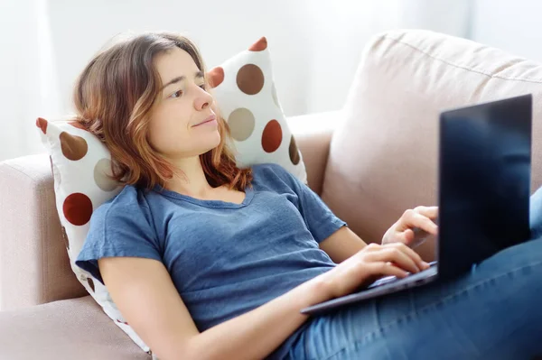 Young Woman Working Laptop Computer Lying Sofa Home Freelancer Blogger — Stock Photo, Image