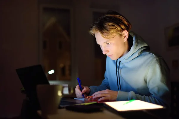 Zszokowany Nastolatek Uczący Się Domu Laptopem Tabletem Nauka Online Lekcje — Zdjęcie stockowe