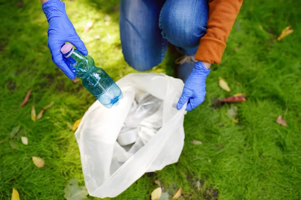 Εθελοντής Μαζεύει Πλαστικά Σκουπίδια Και Βάζει Βιοδιασπώμενες Σακούλες Σκουπιδιών Στην — Φωτογραφία Αρχείου