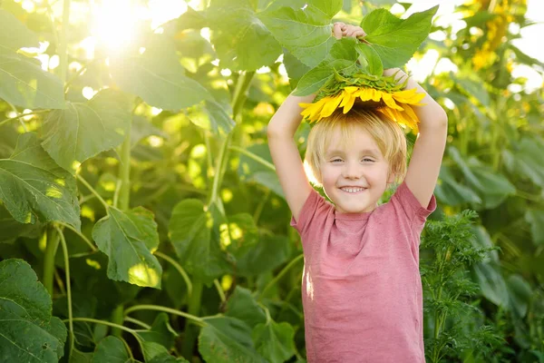 Ragazzo Prescolare Che Cammina Nel Campo Dei Girasoli Bambino Che — Foto Stock