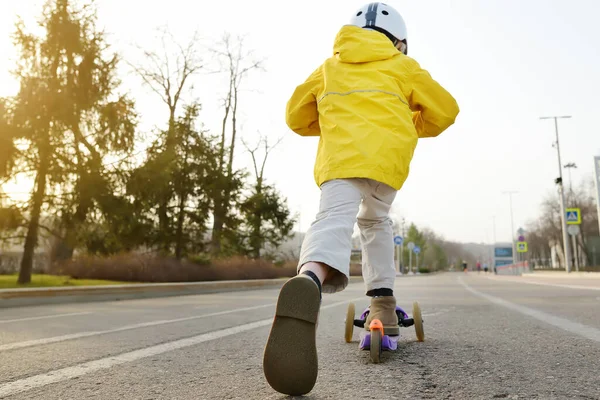 Mały Chłopiec Kasku Jeździ Hulajnodze Wiosenny Dzień Parku Jakość Ochraniam — Zdjęcie stockowe