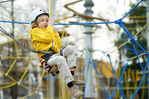 Маленький Хлопчик Розважаючись Пригоди Парку Дітей Дорівнював Мотузкам Сходам Мостам — стокове фото