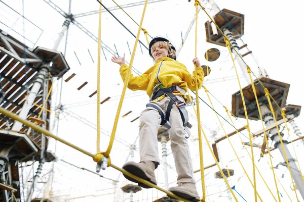 Маленький Хлопчик Розважаючись Пригоди Парку Дітей Дорівнював Мотузкам Сходам Мостам — стокове фото
