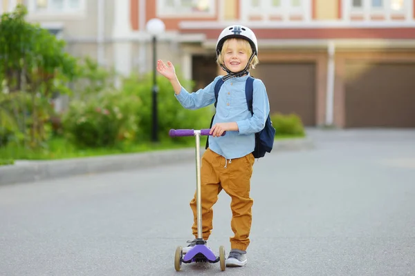 Okula Scooter Giden Kasklı Küçük Bir Çocuk Anaokulu Çocuğu Sallayarak — Stok fotoğraf