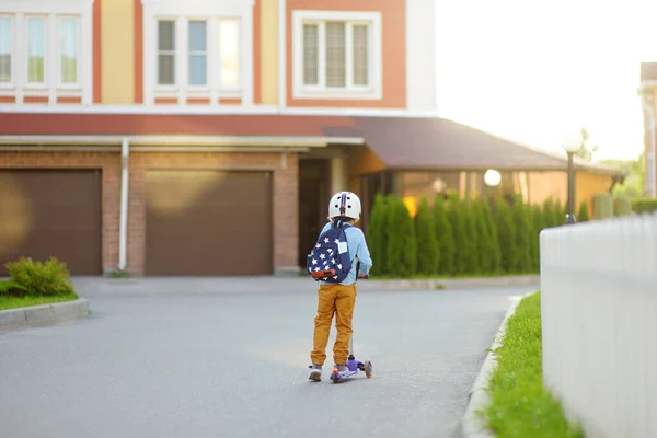 Menino Capacete Segurança Andar Scooter Para Escola Qualidade Proteger Equipamentos — Fotografia de Stock