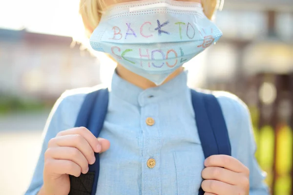 戴着面具的儿童在Covid 19隔离和封锁之后将在学校重新开学 在大肠病毒或流感病毒爆发的情况下 对人体的保护和预防具有新的意义 儿童重返校园的概念 — 图库照片