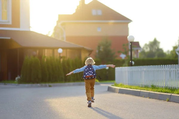 Petit Écolier Courant Joyeusement École Après Les Vacances Réunion Enfants — Photo