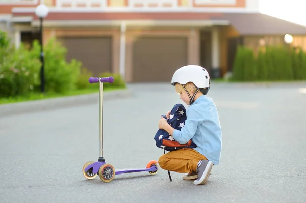 Little Boy Safety Helmet Riding Scooter School Quality Protect Equipment — Stock Photo, Image