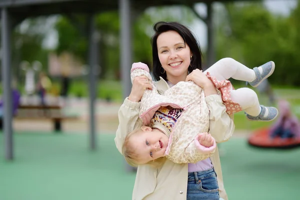 Peutermeisje Heeft Plezier Buitenspeelplaats Vrolijke Jonge Moeder Zwaait Met Haar — Stockfoto