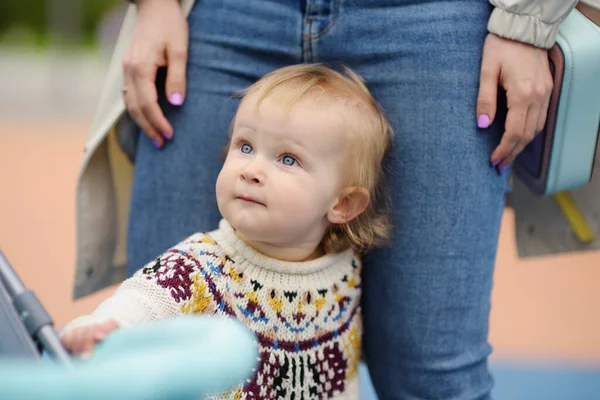 Roztomilé Batole Dívka Baví Venkovním Hřišti Mladá Matka Učí Jeho — Stock fotografie