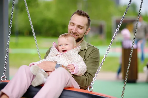 Toddler Lány Szórakozik Szabadtéri Játszótéren Fiatal Apa Hintán Lovagol Lányán — Stock Fotó