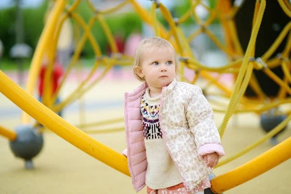 Niedliches Kleinkind Hat Spaß Auf Dem Spielplatz Freien Kindergarten Tagespflege — Stockfoto