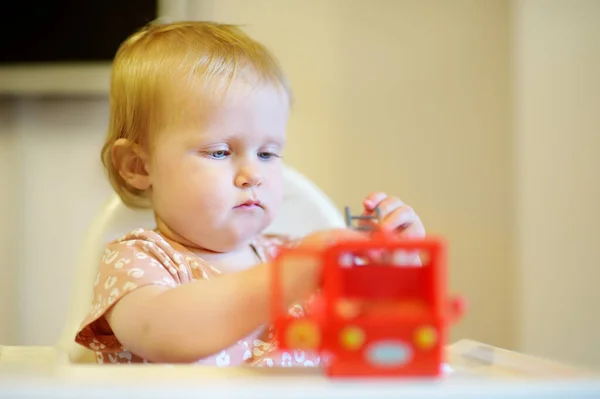 かわいい赤ちゃんの女の子が明るいおもちゃで遊んでいます エコ教育のおもちゃで楽しんでいる幼児 自宅で小さな子供たちのためのゲームとエンターテイメント 子供のための初期の開発 子供の発達の遅れは — ストック写真