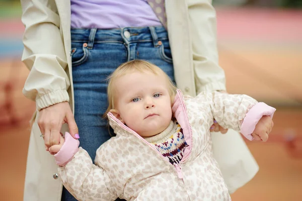 Roztomilé Batole Dívka Baví Venkovním Hřišti Mladá Matka Učí Svou — Stock fotografie