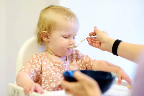 Mutter Füttert Süßes Baby Mädchen Mit Einem Löffel Hause Gesunde — Stockfoto