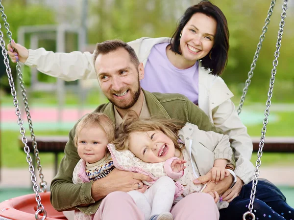 Feliz Familia Con Dos Niños Divirtiéndose Patio Aire Libre Los —  Fotos de Stock