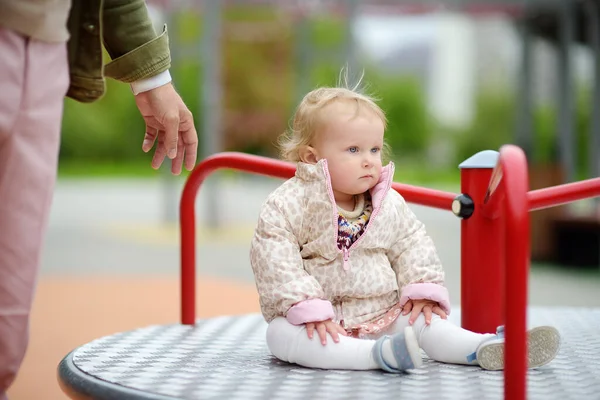 Niña Pequeña Divirtiéndose Patio Aire Libre Joven Padre Monta Hija — Foto de Stock