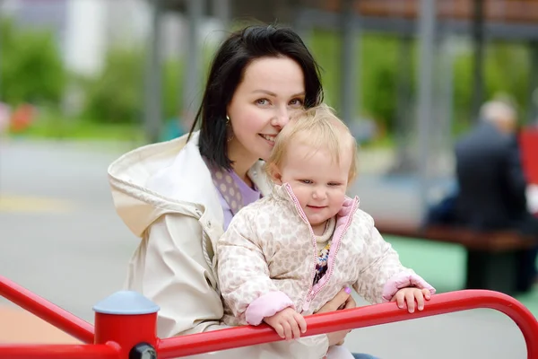 Leksakstjejen Har Kul Lekplatsen Lycklig Ung Mor Rider Baby Karusell — Stockfoto