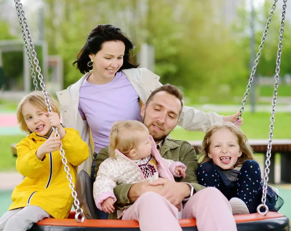 Fröhliche Familie Mit Drei Kleinen Kindern Die Sich Auf Dem — Stockfoto