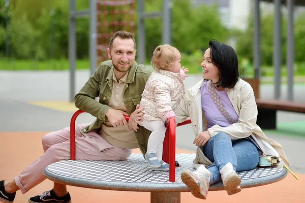 Kleinkind Mädchen Hat Spaß Auf Spielplatz Freien Glückliche Junge Eltern — Stockfoto