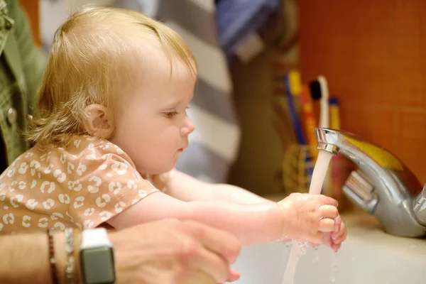 Bayi Lucu Dan Ayahnya Mencuci Tangan Mereka Dengan Sabun Kamar — Stok Foto