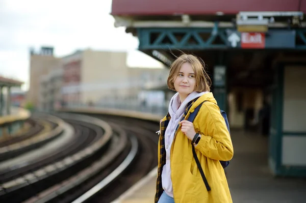 Uma Bela Jovem Está Esperando Por Trem Uma Plataforma Metrô — Fotografia de Stock