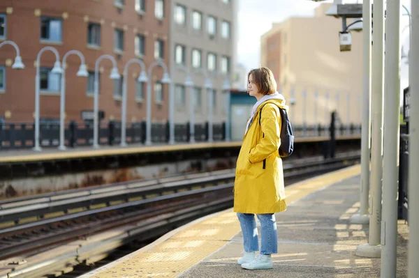 Hermosa Joven Está Esperando Tren Una Plataforma Metro Nueva York —  Fotos de Stock