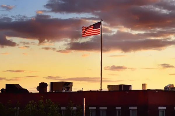 Vlag Van Usa Zwaaien Het Dak Van Het Gebouw Achtergrond — Stockfoto