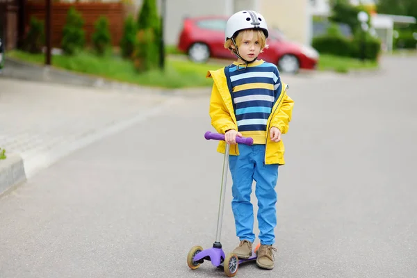 Kleine Jongen Met Veiligheidshelm Rijdt Een Scooter Kwaliteit Beschermen Apparatuur — Stockfoto