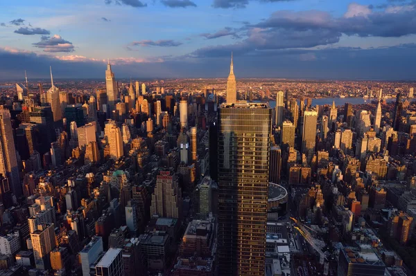 ニューヨーク 2021年5月11日 ニューヨークマンハッタンの夕日スカイラインパノラマビュー 有名な都市の素晴らしいと壮大な都市の景色 郵便はがき — ストック写真