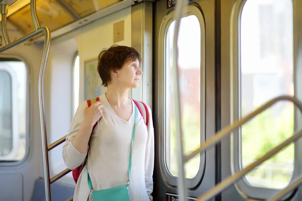 Ώριμη Γυναίκα Στο Αυτοκίνητο Του Μετρό Στη Νέα Υόρκη Μεταφορές — Φωτογραφία Αρχείου