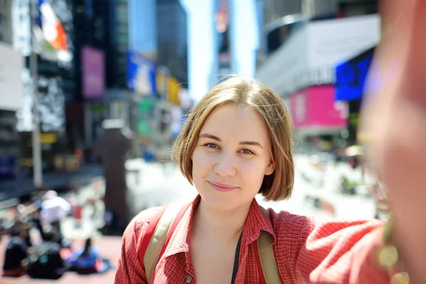 在曼哈顿市中心阳光明媚的夏日 一位漂亮的年轻女性游客在时代广场自拍 纽约著名的街道 仙女的观光 — 图库照片