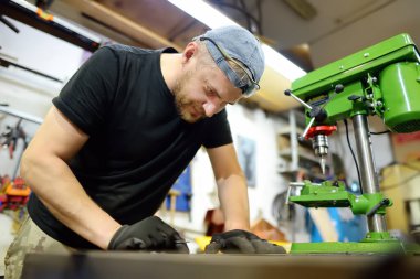 Metal işçisi atölyede metalle çalışıyor. Kendiniz yapın. Küçük yerel işletme.