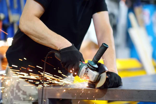 Metalurgia Artesanal Corte Metal Com Ferramentas Moagem Trabalhador Luvas Proteção — Fotografia de Stock