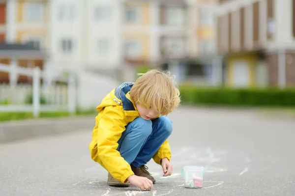 Kleiner Junge Zeichnet Hopscotch Mit Farbiger Kreide Auf Asphalt Kind — Stockfoto