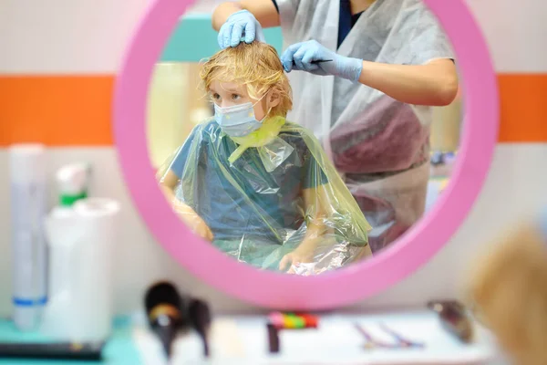 Förskolebarn Med Ansiktsmask Som Klipper Sig Salongen Coronavirusepidemin Frisören Undersökte — Stockfoto